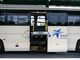 大型リフト付きバス